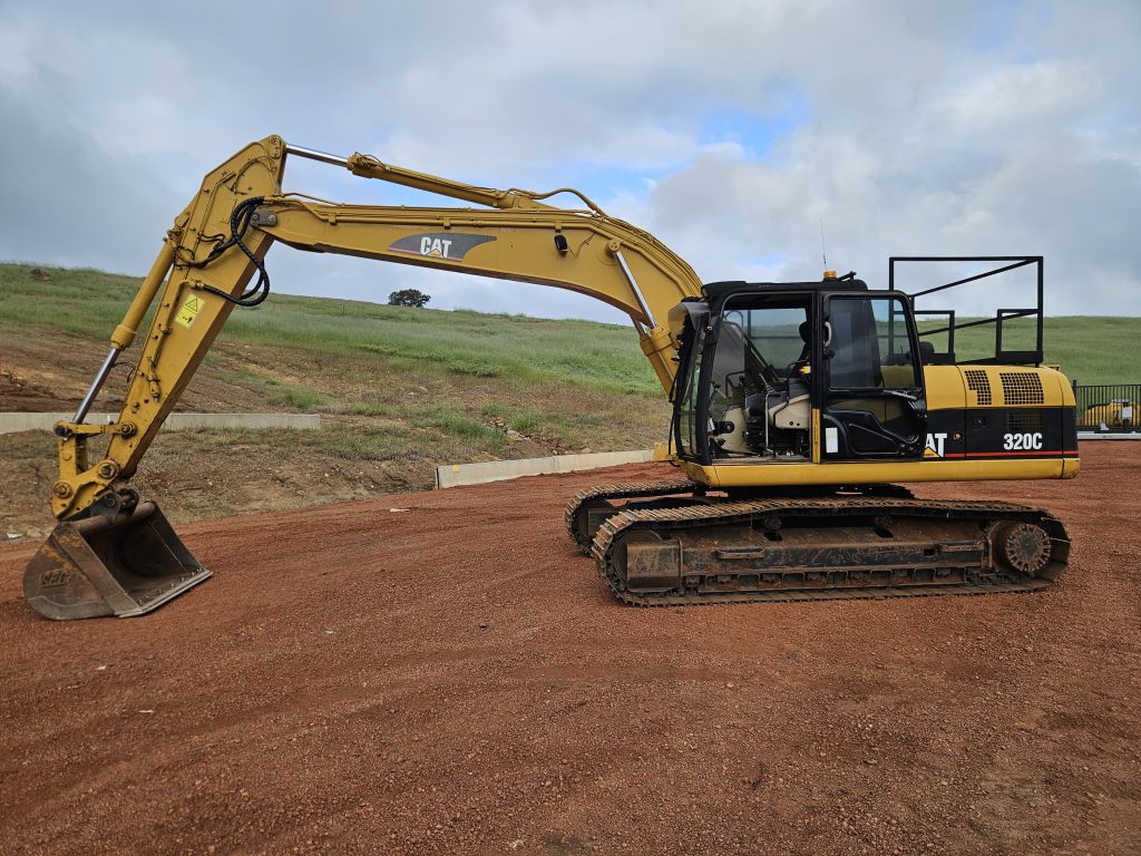 2006 - 320C Excavator with 7600 hours